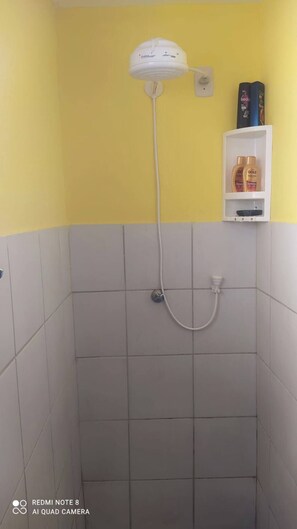 Hårtork, handdukar, tvål och schampo