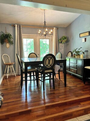 Dining - Quiet Lakeview Near Downtown & Hospital (Suffolk)