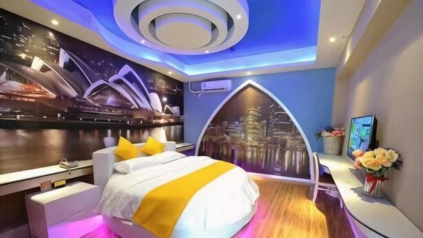 Ein modernes Schlafzimmer mit einem runden Bett, Wandgemälde mit Stadtansicht und einem besonderen Deckendesign.