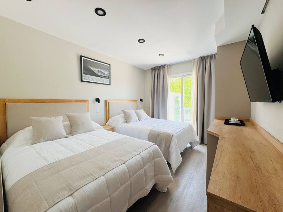 Habitación doble superior, vista al jardín | Ropa de cama de alta calidad y caja de seguridad en la habitación