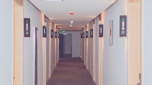 A hotel corridor with doors on both sides, each marked with a sign. - Greentree Inn Yangzhou Jiangdu Xiaoji Town South Zhongxing Road Express Hotel (Yangzhou)