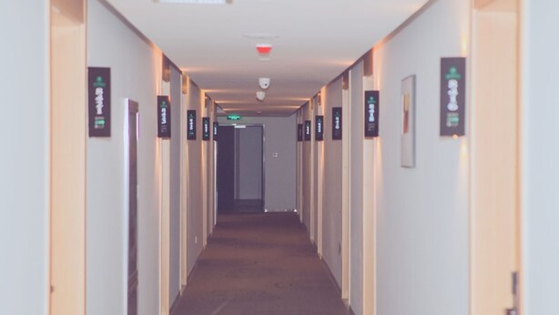A hotel corridor with doors on both sides, each marked with a sign. - Greentree Inn Yangzhou Jiangdu Xiaoji Town South Zhongxing Road Express Hotel (Yangzhou)