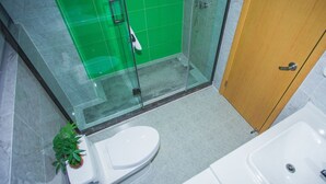 A bathroom with a glass-enclosed shower, a toilet, and a sink. - Greentree Inn Yangzhou Jiangdu Xiaoji Town South Zhongxing Road Express Hotel (Yangzhou)