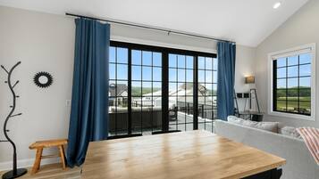 House, 1 Queen Bed (Rooftop Retreat) | Dining