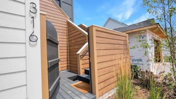 House, 1 Queen Bed (Rooftop Retreat) | Property grounds