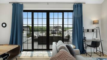 House, 1 Queen Bed (Rooftop Retreat) | Living area