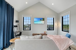 House, 1 Queen Bed (Rooftop Retreat) | 1 bedroom - Rooftop Retreat (Ottawa)