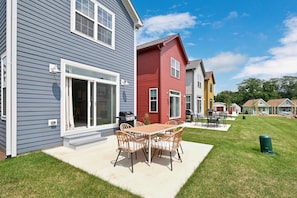 Outdoor dining - The Castaway Retreat #66 (Ottawa)