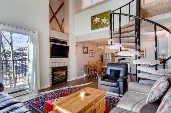 Fernseher, Kamin, Arbeitsbereiche