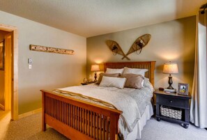 2 bedrooms, iron/ironing board, free WiFi, bed sheets - Elegant 2BR + Loft Condo | Close to Base Area (Crested Butte)