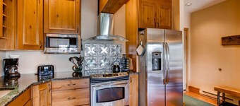 Luxury 3BR Condo | Incredible Valley Views