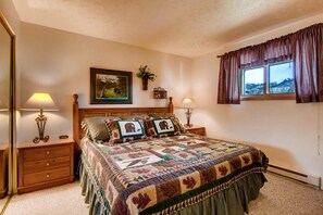 4 bedrooms, iron/ironing board, free WiFi, bed sheets - Rustic Mountain Retreat with Stunning Views (Crested Butte)