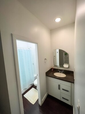 Dusj, håndklær, såpe og sjampo