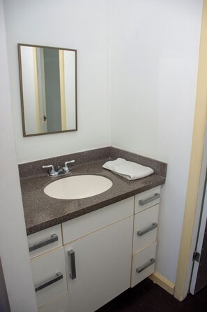 Dusj, håndklær, såpe og sjampo