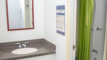 Dusj, håndklær, såpe og sjampo