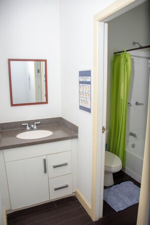 Dusj, håndklær, såpe og sjampo