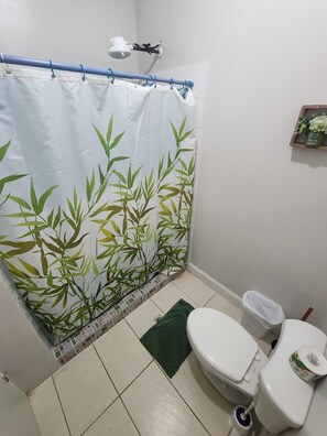 Dusj, håndklær, såpe og sjampo