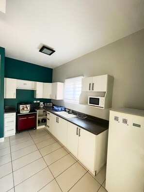 Frigorifero, microonde, forno, piano cottura