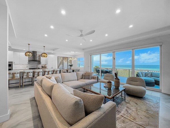 Smart-tv, eldstad och en stereo