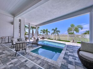 Utomhuspool och uppvärmd pool