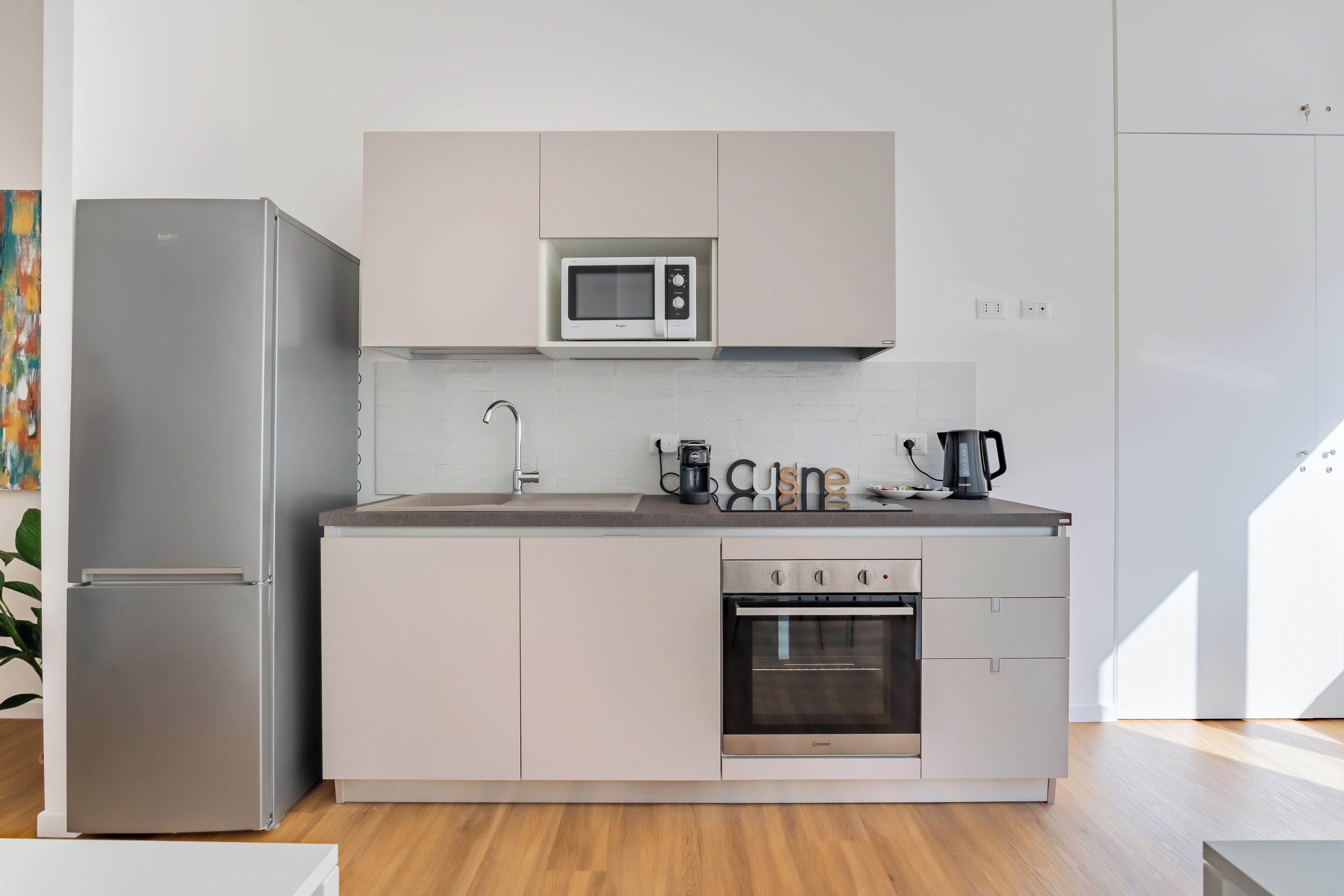 大冰箱、微波炉、烤箱、炉灶