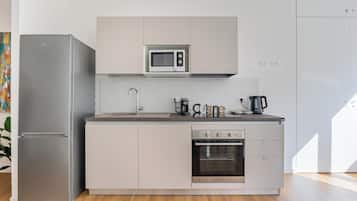 Full-size fridge, microwave, oven, stovetop