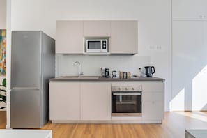 Täysikokoinen jääkaappi, mikroaaltouuni, uuni, liesi