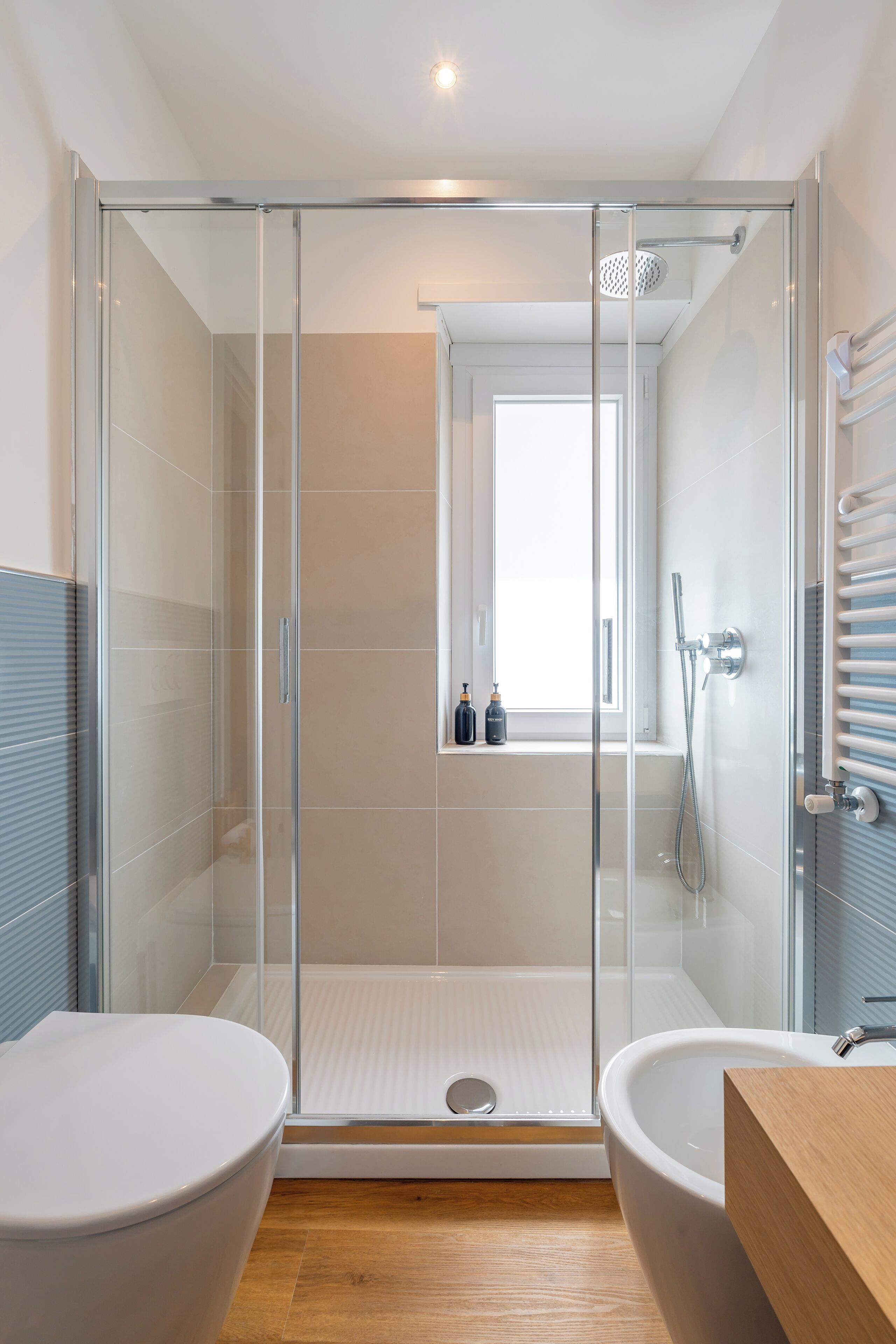 Premium kamer, balkon | Badkamer | Een douche, een regendouche, een haardroger, handdoeken