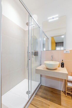 Superior Room, Balcony | Bathroom | Shower, rainfall showerhead, hair dryer, towels