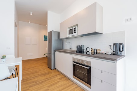 Full-size fridge, microwave, oven, stovetop