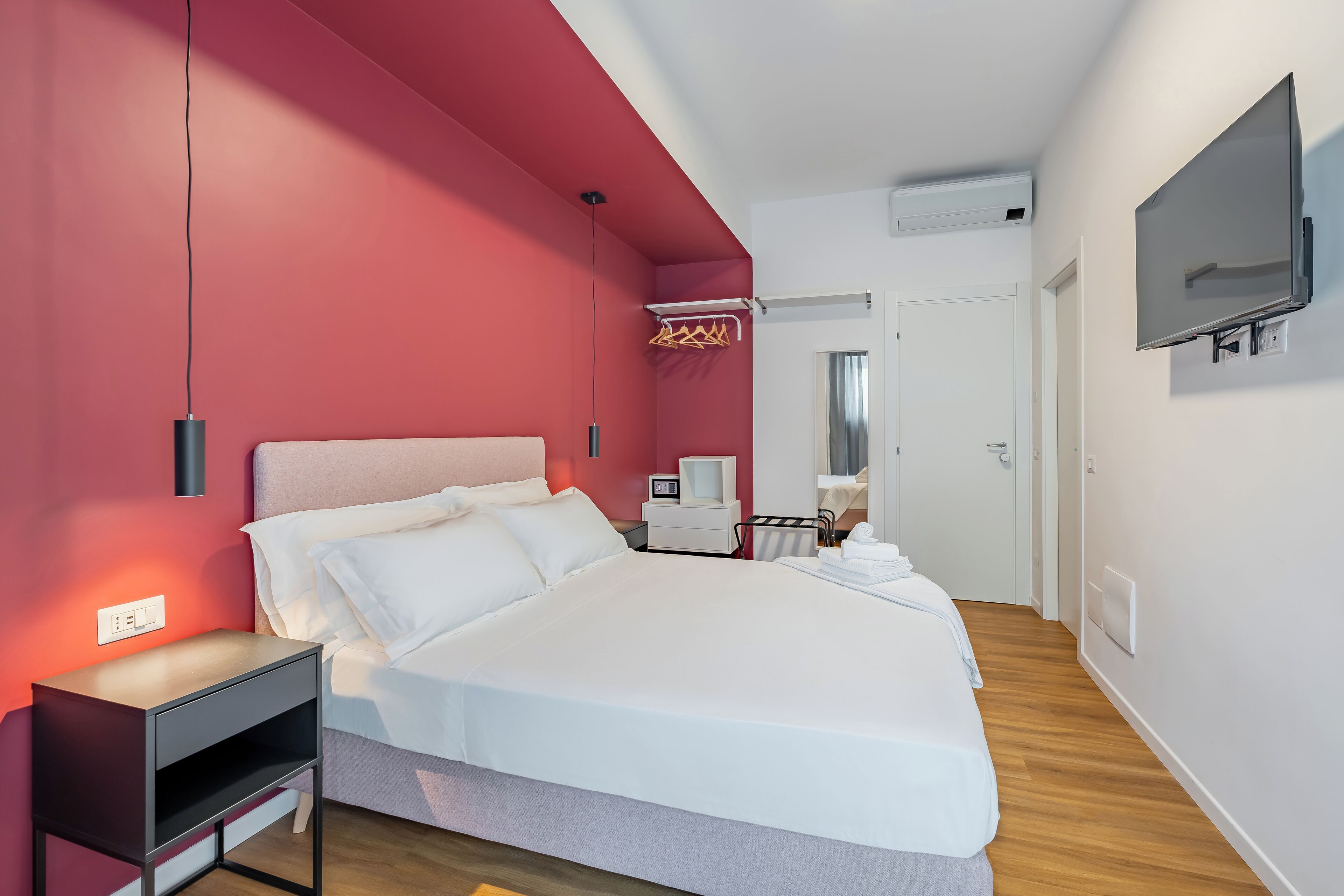 Habitación estándar, balcón | Camas con efecto memoria y caja de seguridad en la habitación 