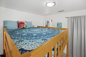 3 habitaciones, tabla de planchar con plancha y cuna de viaje