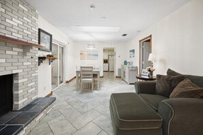 智能電視、壁爐、書籍