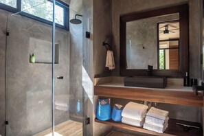 Articles de toilette écologiques, sèche-cheveux, savon, shampoing