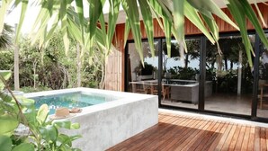 Et moderne poolområde med træterrasse, betonpool og en glasomkranset patio med udendørs møbler.