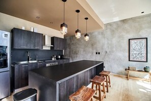 Kjøleskap, kokeplater, kaffetrakter/tekoker og brødrister