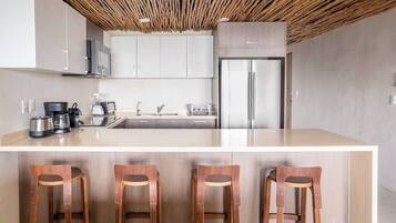 KylskÄp, mikrovÄgsugn, ugn och spishÀll