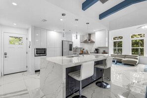 Køleskab, mikrobølgeovn, ovn, kogeplade