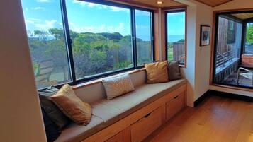 Smart TV, fireplace, books, stereo