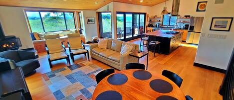 Smart TV, fireplace, books, stereo