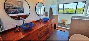 Shower, hair dryer, towels, soap - NEW 3BR/3Bath Ocean Views 2-min walk to Bluff Trail Close to Town (Sea Ranch)