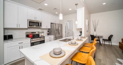 Catalina Foothills Getaway with Gated Community, Pool, AC & WiFi