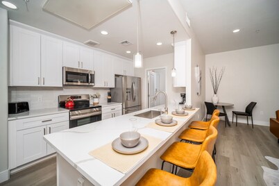 Catalina Foothills Getaway with Gated Community, Pool, AC & WiFi