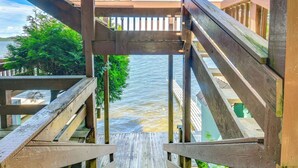 Eine Holztreppe führt zu einem Steg über dem Wasser.