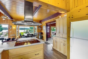Fridge, microwave, stovetop, dishwasher