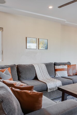 Smart TV, fireplace - Beach Dream - Steps to the boardwalk & beach with AC, WiFi, deck, prime location! (San Diego)