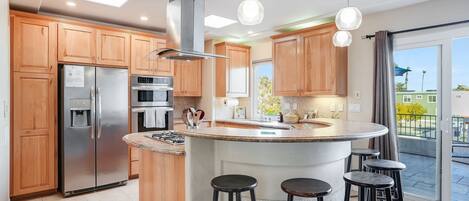 Refrigerador, microondas, horno, placa de cocina