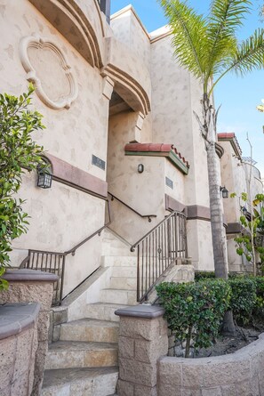 Property grounds - Beach Dream - Steps to the boardwalk & beach with AC, WiFi, deck, prime location! (San Diego)