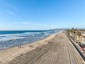 Beach nearby - Beach Dream - Steps to the boardwalk & beach with AC, WiFi, deck, prime location! (San Diego)
