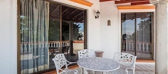 Lavish Gardens, Large Pool, 2 Blocks to Ocean